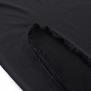 Détail de la bordure en dentelle noire élégante et du tissu dense sur la robe