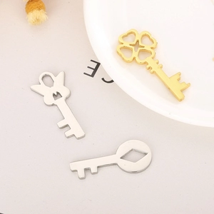 Fashionable stainless steel hollow heart and key pendants set in gold and silver finish