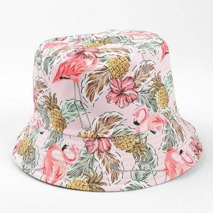 Détail de l'imprimé tropical flamant rose et ananas sur un chapeau de soleil rose