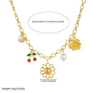 Collier doré avec pendentifs cerise et marguerite ainsi que des détails en perles