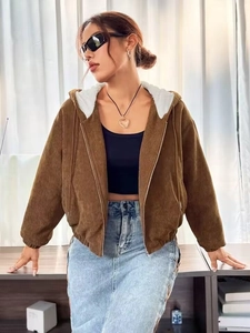 Detail der braunen Cordjacke mit Kapuze, weißem Fleecefutter und Reißverschluss