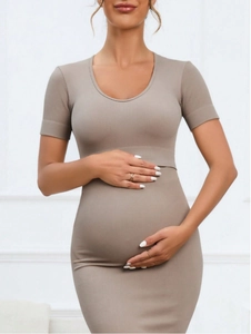 Detail eines nahtlosen Umstandssets mit elastischem Bund und dehnbarem Rippenstrickstoff