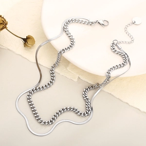 Détail du collier argenté à deux rangs avec chaîne serpent et maille gourmette