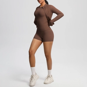 Ensemble de yoga trois pièces marron foncé avec veste à manches longues et short assorti
