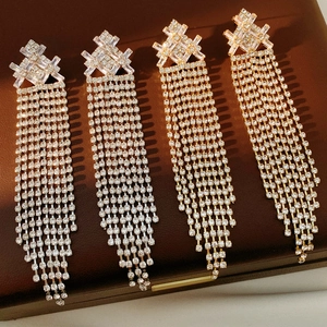 Dettaglio dei pendenti geometrici con frange di cristallo e catene di strass brillanti