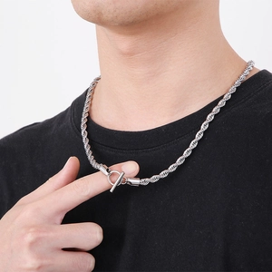 Vue détaillée du collier en acier titane argenté avec fermoir OT sur un mannequin homme
