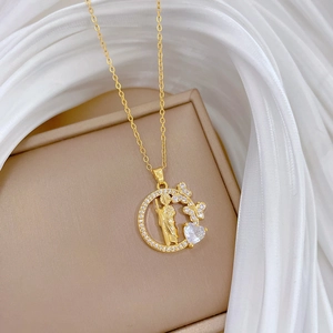 Detailansicht einer goldenen Porträt-Halskette mit Zirkonia-Kristallen auf einer Schmuckbox