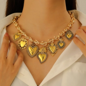 Detailansicht der goldenen Halskette im Vintage-Stil mit sieben Herzanhängern