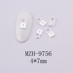 Vue macro de breloques de cadenas en cœur argentées pour nail art 3D et DIY bijoux