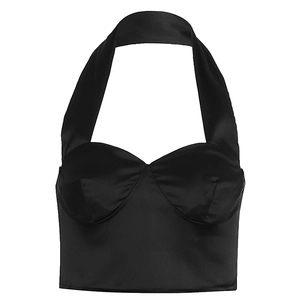 Gros plan d'un crop top licou en satin noir avec décolleté en cœur et larges bretelles