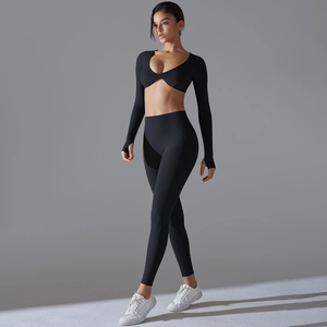 Detail von V-Ausschnitt Yoga-Oberteil mit Daumenlöchern und hoch taillierten Leggings