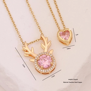 Vue détaillée des pendentifs coeur rose et bois de cerf sur colliers en acier inoxydable