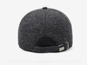 Vue arrière de la casquette de baseball en laine avec boucle réglable et tissu chaud