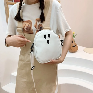 Détail d'un mini sac à bandoulière blanc avec motif fantôme mignon et sangle réglable
