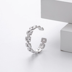 Close-up of S925 sterling silver stamp on vintage chain style adjustable open ring