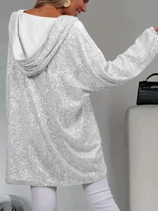 Detail eines weißen Pailletten-Hoodies mit funkelnder Textur und lockerer Passform von hinten