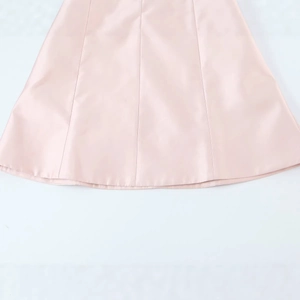 Eleganter rosa Satinrock mit großer dekorativer Schleife und feiner Stoffstruktur