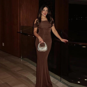 Détail de la robe de soirée marron à épaules dénudées avec plis froncés et dos nu élégant