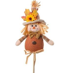 Détail d'un épouvantail de récolte avec chapeau de tournesol et décorations d'automne