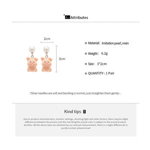 Detailed parameter display of pink pig stud earrings with pearls and silver needles