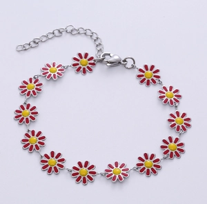 Détail d'un bracelet marguerite ajustable en acier avec 12 fleurs en émail rouge
