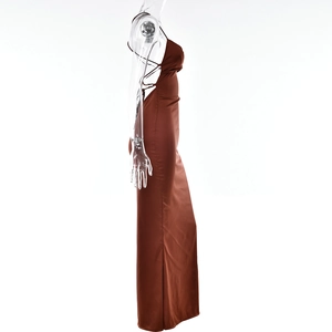 Vue latérale d'une robe midi élégante en satin marron avec dos nu et liens à nouer