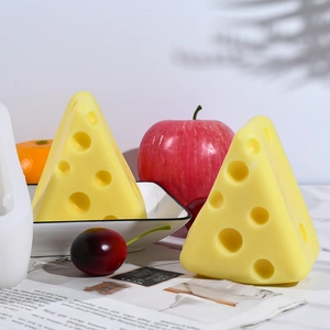 Vista dettagliata dello stampo in silicone a forma di formaggio giallo con texture