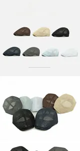 Boinas de verano de malla transpirable en varios colores sobre un fondo blanco puro