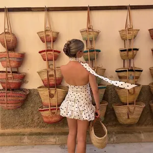 Mini robe blanche à pois sans manches avec licou et ourlet à volants de style été