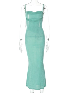 Détail de la robe longue vert menthe avec col bénitier et tissu à paillettes fines
