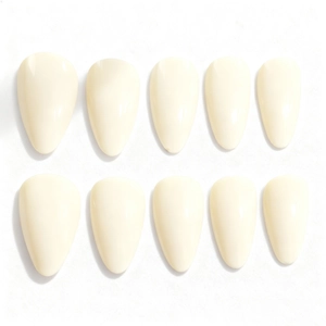 Coffret de 10 faux ongles brillants blanc crème en forme d'amande sur fond blanc