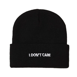 Klassische schwarze Strickmütze mit weißem I DON'T CARE Stick für Streetstyle