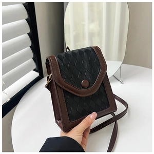 Détail du mini sac matelassé montrant le contraste de couleurs rétro et la texture