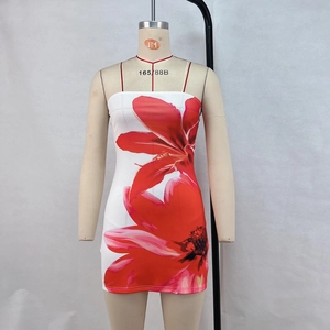Détail de la robe mini blanche avec imprimé floral rouge sur tissu extensible à bretelles