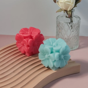Detalle de moldes de silicona de flores con texturas de pétalos sobre base de madera