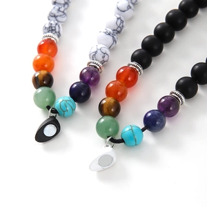 Gros plan du fermoir cœur magnétique avec perles colorées en pierres des sept chakras
