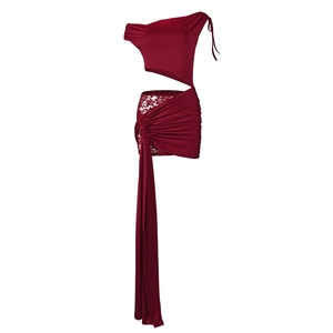 Robe asymétrique bordeaux avec découpe à la taille et détails en dentelle sur fond blanc