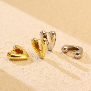 Elegant s925 silver heart shaped hoop earrings in polished gold and silver finishes