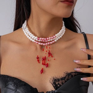 Collier de perles à trois rangs avec pompons en cristal rouge et style vintage