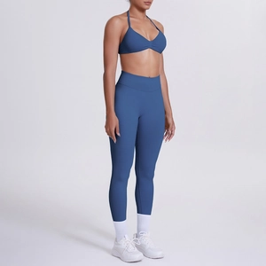 Dettaglio di un set yoga blu di Prussia con tessuto a coste e leggings fitness a vita alta