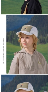 Dettaglio del cappellino outdoor per bambini con ricamo e felpa con mezza cerniera