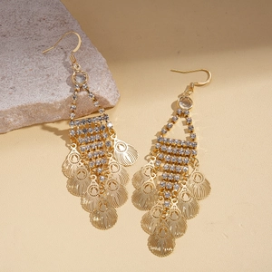 Detailansicht goldener Blatt-Fransenohrringe mit Strass auf strukturiertem Stein