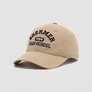 Dettaglio del cappellino in cotone kaki con ricamo nero Shermer 1984 High School