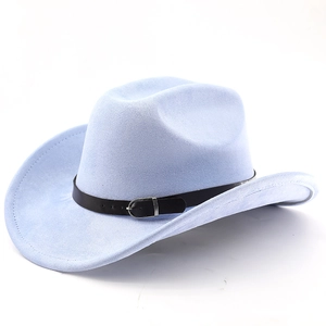 Detail eines hellblauen Cowboyhutes aus Wildleder mit schwarzem Lederband und Schnalle