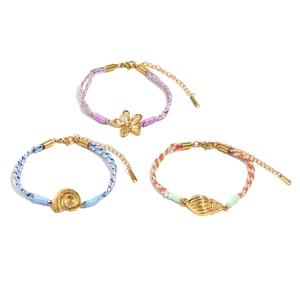 Bracelets en corde de coton faits main avec breloques fleurs et coquillages dorés 18K