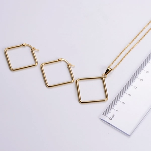 Detailed size reference showing 2cm square gold titanium steel jewelry set with ruler