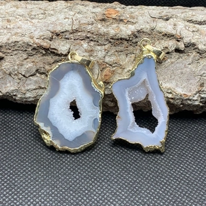 Pendaglio in agata naturale con bordi placcati oro 14K su display in corteccia di legno