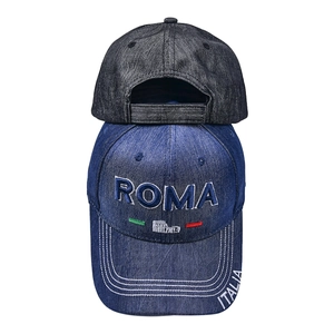 Détail de casquettes en denim délavé avec broderie ROMA et sangle arrière réglable