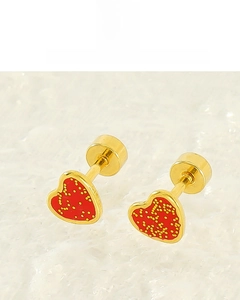 Détail de boucles d'oreilles cœur en émail rouge avec placage or 18K et fermoir à vis