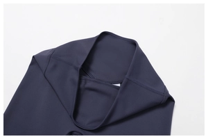 Détail du legging de yoga taille haute avec poche cachée à la ceinture et coutures plates